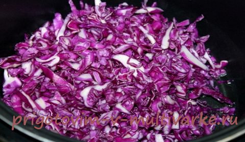 Постный салат с красной капустой и коричневым рисом