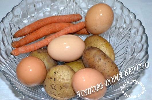 отварить овощи и яйца для салата