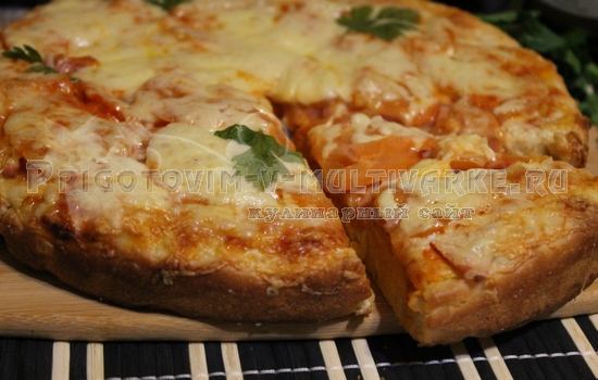 пицца с колбасой, сыром и помидором