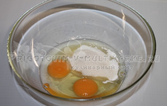 яйца соединить с сахаром