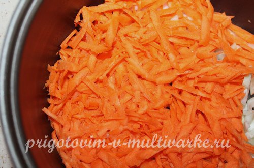 для рисовой каши с курицей добавляем тертую морковь