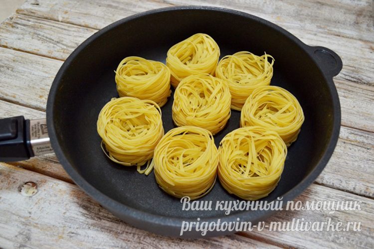 Блюдо гнезда из макарон с фаршем на сковороде рецепт пошагово с фото
