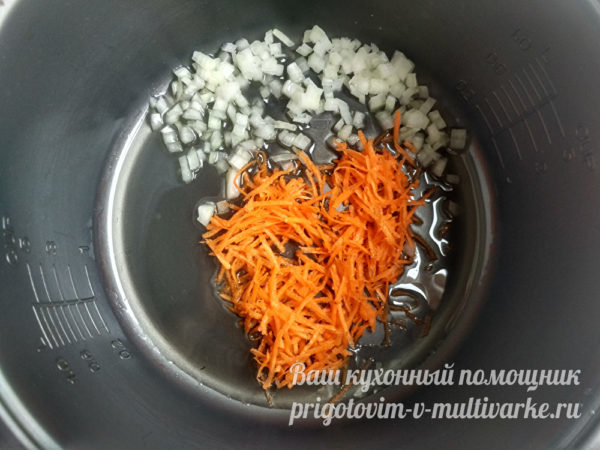 выложить морковь с луком в мультиварку