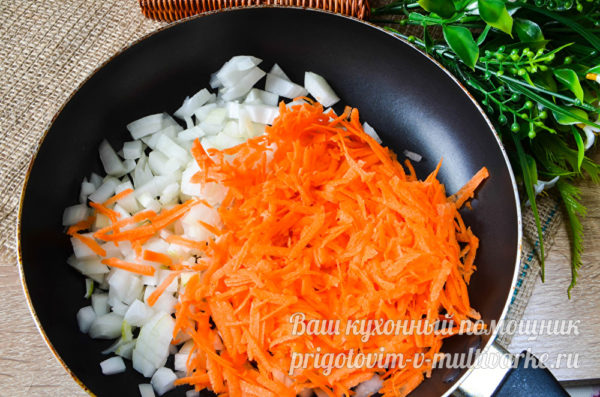 режем лук и трем морковь
