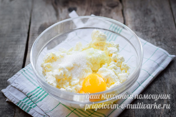 добавление яиц и сахара