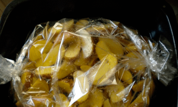 Подготовленные ломти картофеля выложить в рукав
