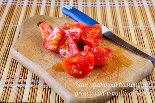 нарезаем томаты