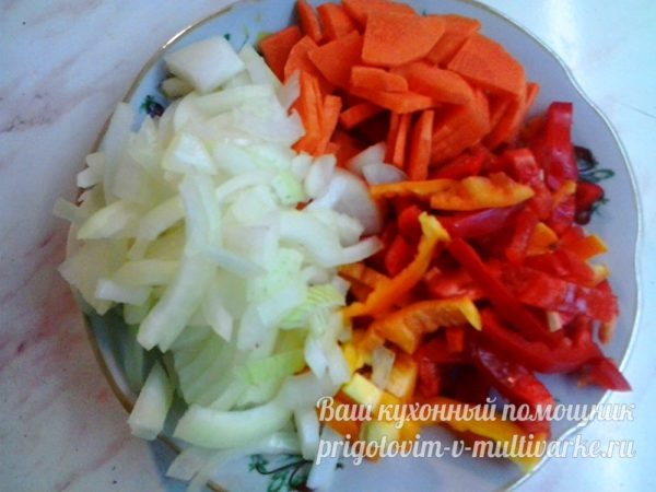 нарезанные лук, морковь и перец