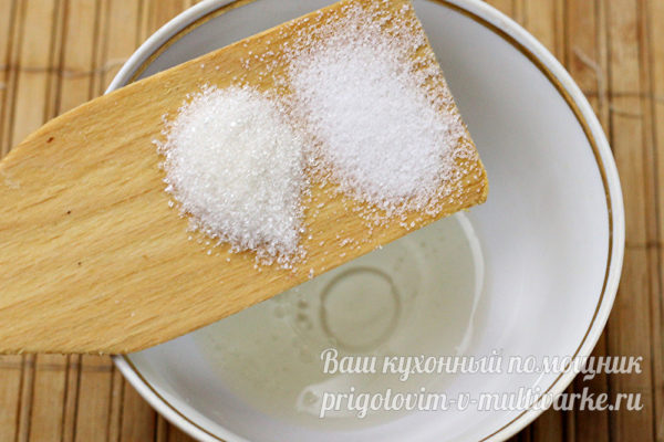 добавляем соль и сахар