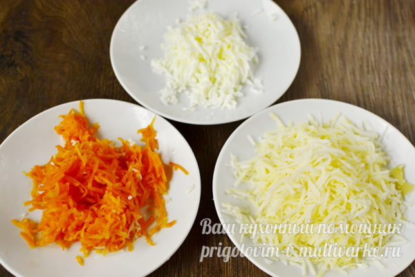 тертые белки, морковь и картофель