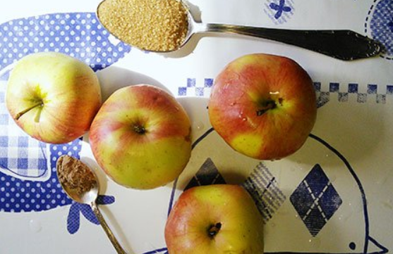 Печеные яблоки в духовке: рецепт с фото в домашних условиях