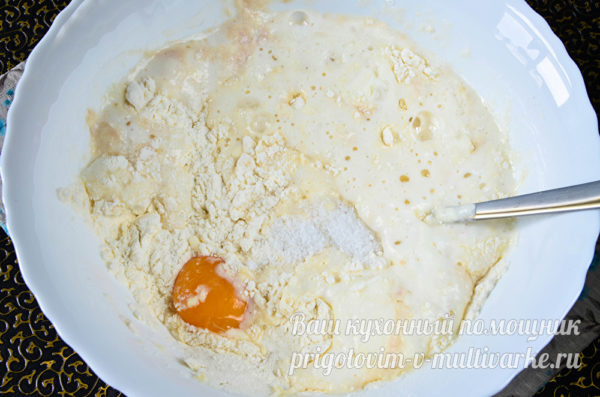 добавить яйца и соль