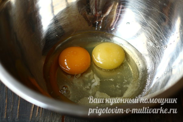 сырые яйца в миске