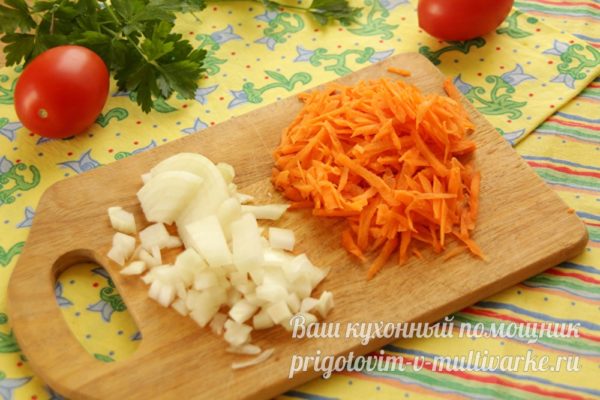 измельченные лук и морковь