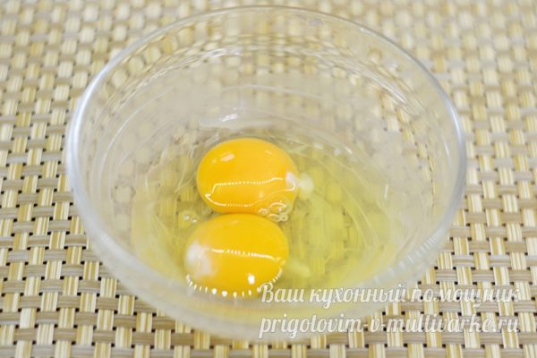 два сырых яйца