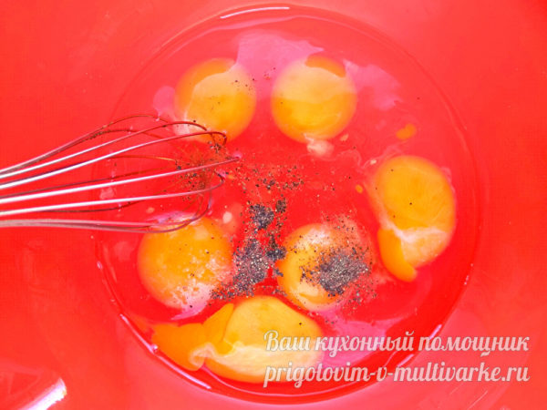яйца солим и перчим