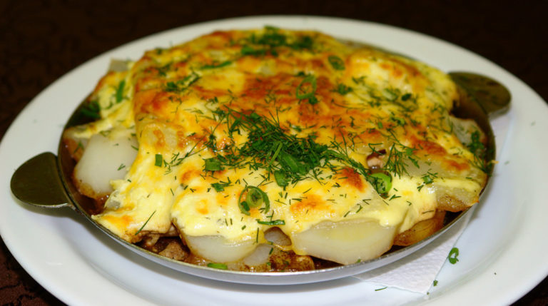 Мясо пофранцузски в духовке из свинины с помидорами и