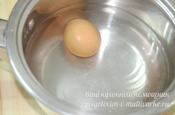 отвариваем яйцо
