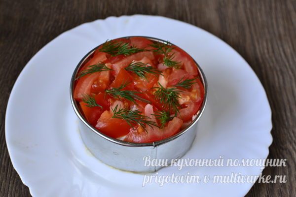 украшаем салат томатами