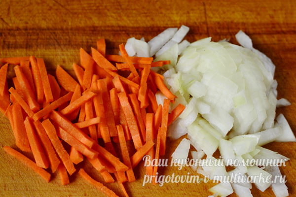 тертая морковь и нарезанный лук