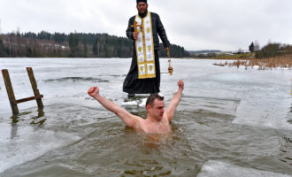 купаются в проруби на Крещение