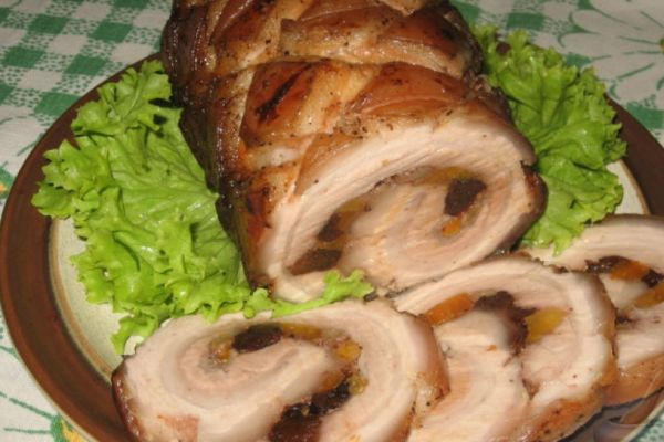 Праздничный мясной рулет в духовке из свиной грудинки