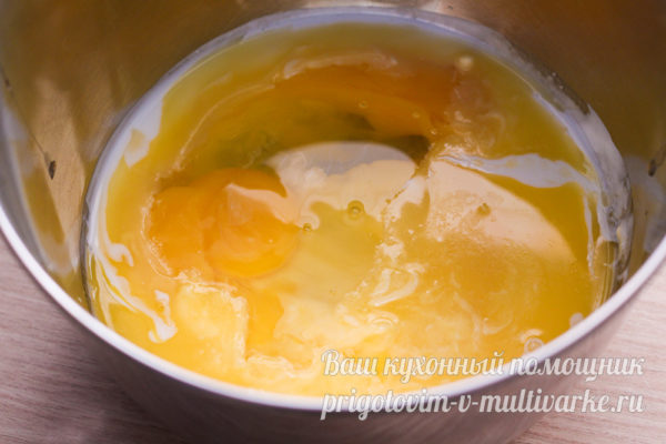 сырые яйца в миске