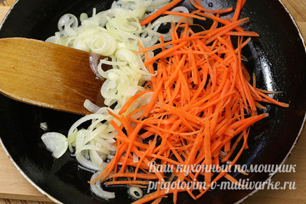 обжариваем морковь с луком