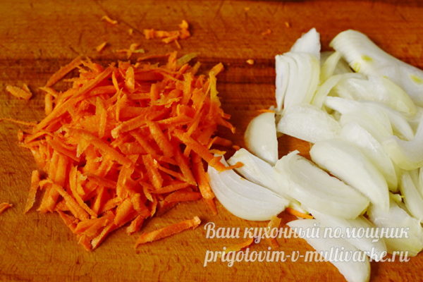 нарезанные лук и морковь
