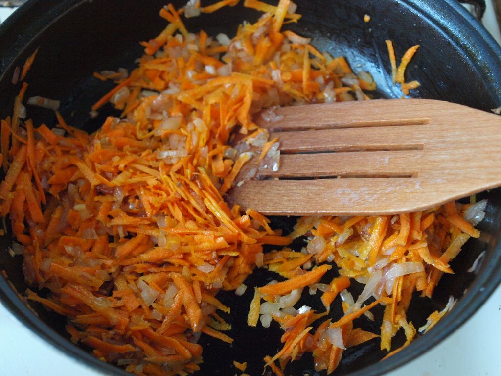 Обжарить на растительном масле. Пассерованные лук и морковь. Лук и морковь обжарить.