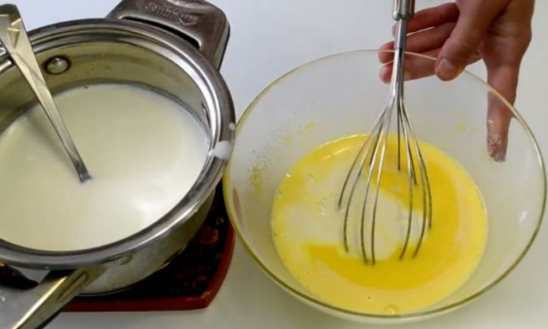 Крем для бисквитного торта: простой и вкусный рецепт с фото