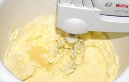 Крем для бисквитного торта: простой и вкусный рецепт с фото
