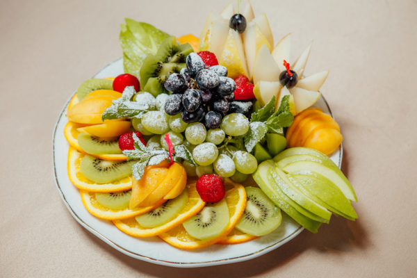 Как красиво оформить стол овощной и фруктовой нарезкой?