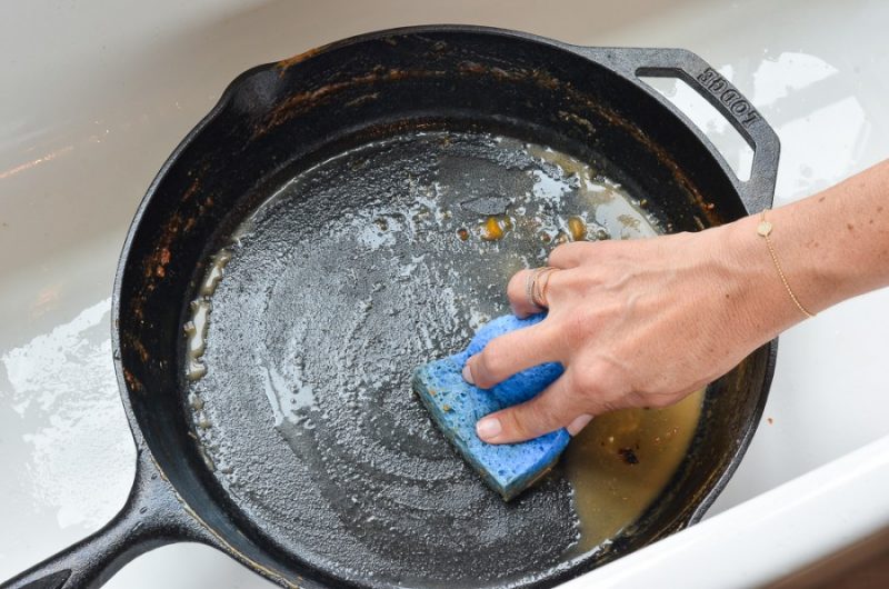 очистить сковородки от нагара