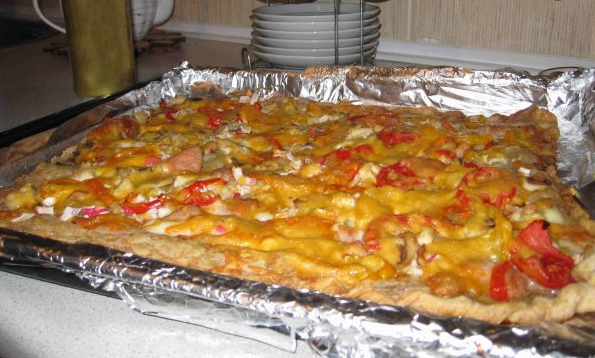 Пицца из слоеного бездрожжевого теста в духовке, рецепт с фото