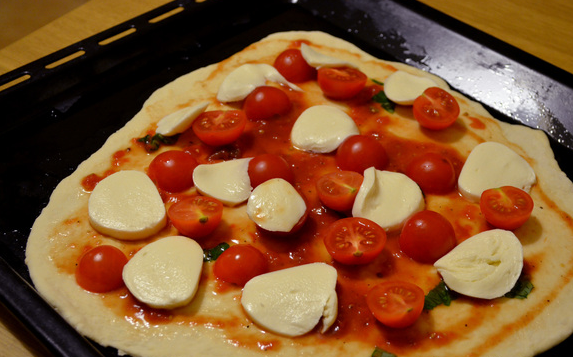 Пицца из слоеного бездрожжевого теста в духовке, рецепт с фото