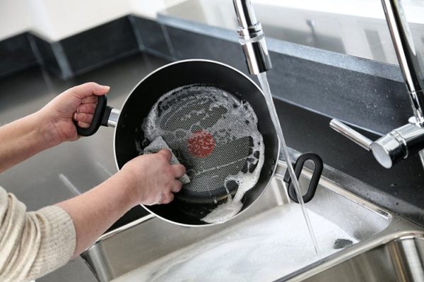 Как очистить сковородку от жира и нагара за 5 минут