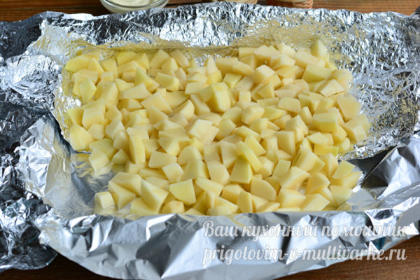 нарезать картофель кусочками