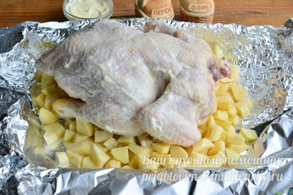 выложить курицу на картофель
