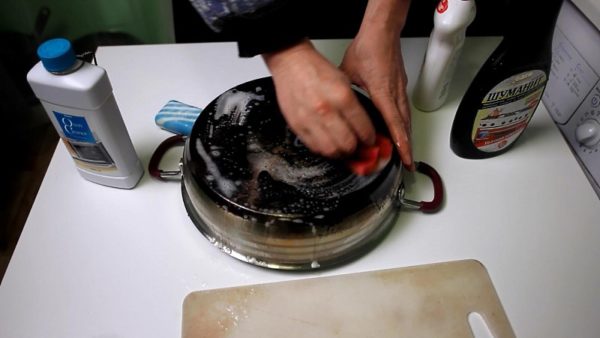 Чем отмыть металлическую посуду снаружи