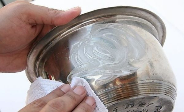 Чем отмыть металлическую посуду снаружи