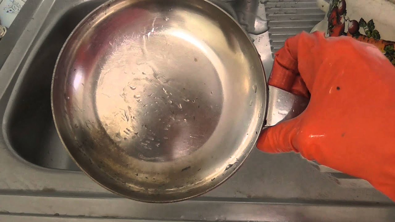 Чем отмыть сталь. Ржавчина на нержавеющей кастрюле. Налет на алюминиевой посуде. Алюминиевая посуда нагар. Алюминиевые сковородки чистка.