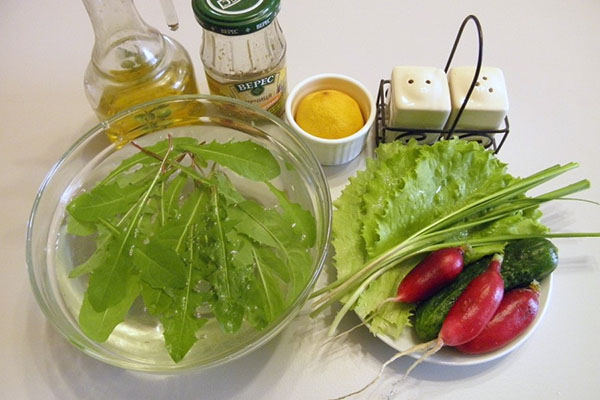 Вкусные салаты из одуванчиков - просто и полезно