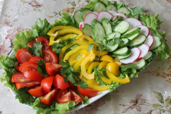 Как красиво оформить стол овощной и фруктовой нарезкой?