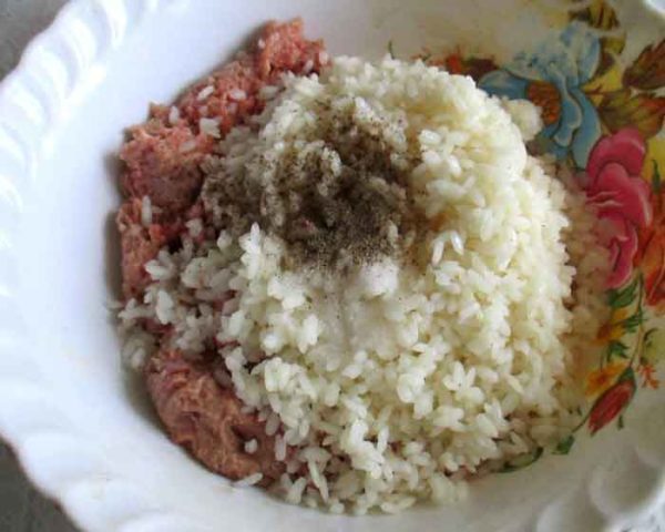 Фаршированные перцы с фаршем и рисом в мультиварке