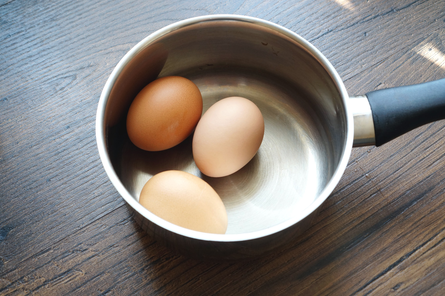 Яйца в кипящую или холодную. Яйца в кастрюле. Вареные яйца. Яйцо отварное. Отварка яиц.