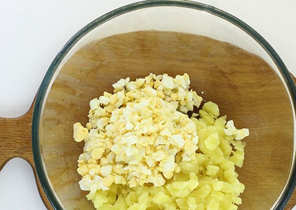 измельчить картофель и яйца