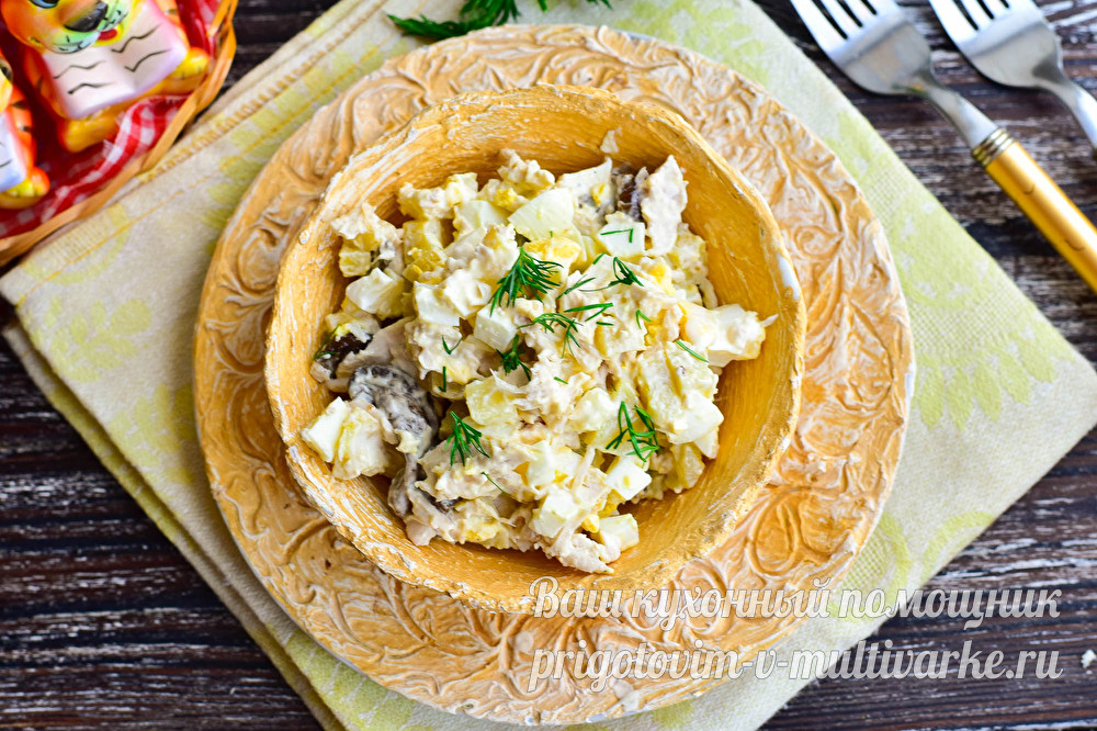 Рецепт: Зеленый салат с яйцом и гренками