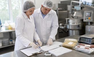 Технолог и менеджер качества проверяют технико-технологические карты на производстве